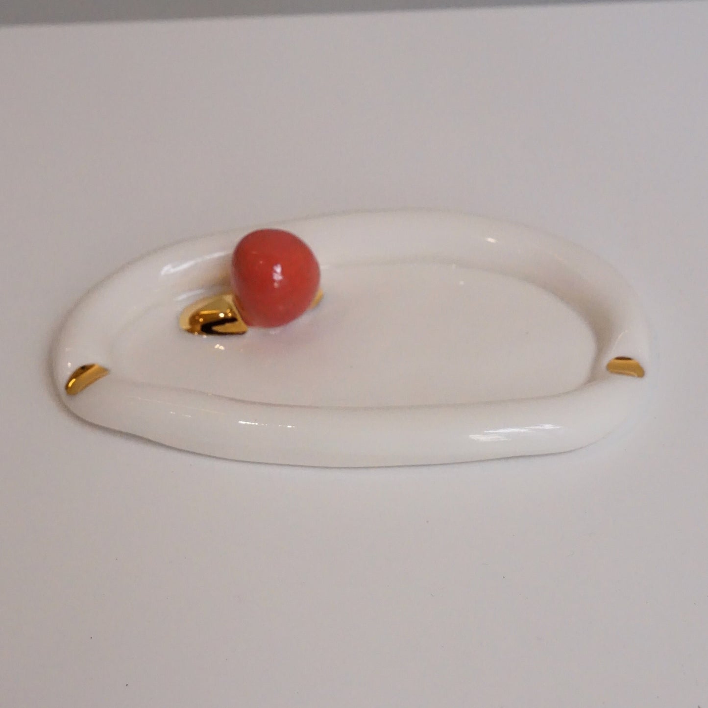 Lips Ashtray with BubbleGum in White Porcelain by Hania Jneid